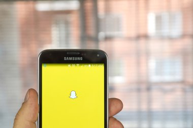 Bir cep telefonu üzerinde Snapchat uygulaması.