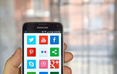 Bir ekranda Sosyal Medya simgeler.