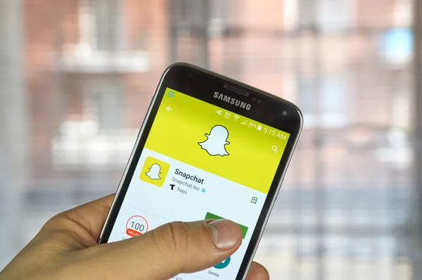 Приложение Snapchat на мобильном телефоне . — стоковое фото