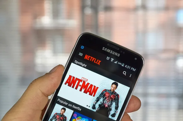 Приложение Netflix на смартфоне-андроиде — стоковое фото