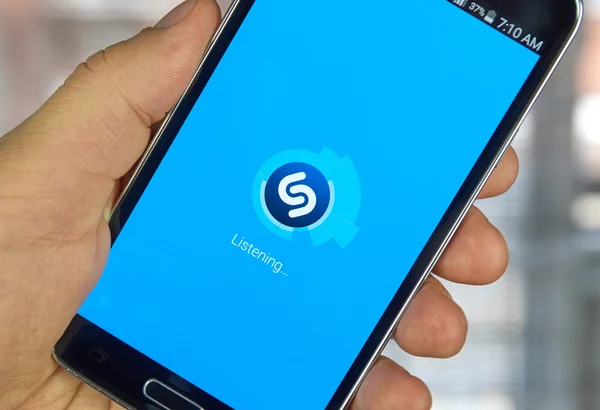 Aplikasi seluler Shazam . — Stok Foto