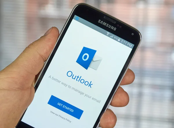 Mobilní aplikace Microsoft Outlook — Stock fotografie