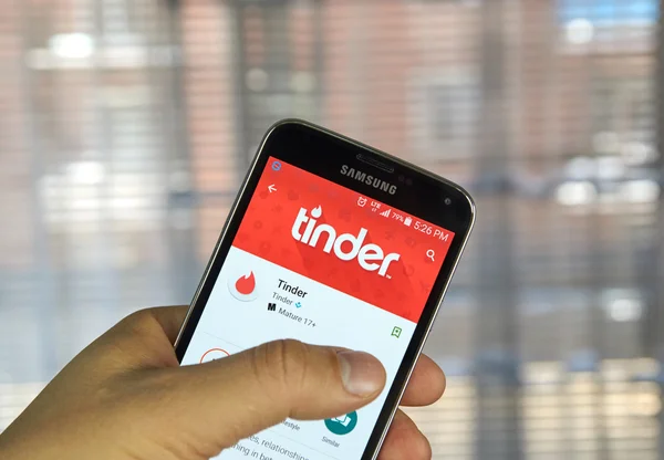 Aplicação Tinder no telefone Android — Fotografia de Stock