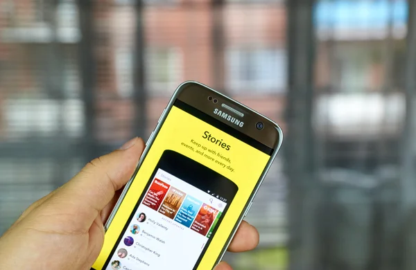 Snapchat Stories op mobiele telefoon — Stockfoto