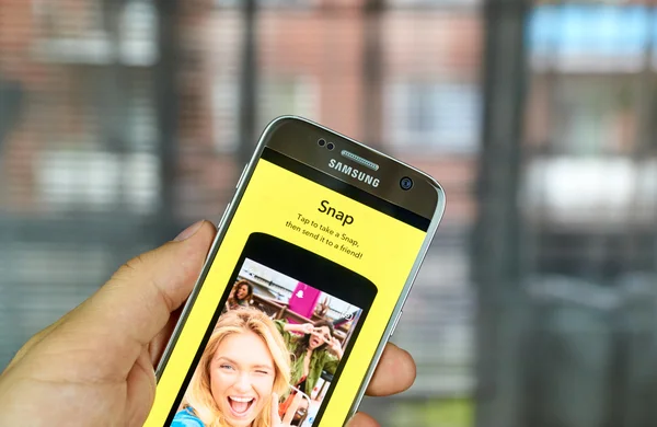 Snapchat Snap on cell phone — Stock Photo, Image
