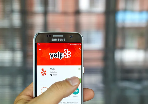 Мобильное приложение Yelp — стоковое фото