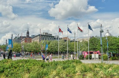 Kanada, Montreal - 11 Temmuz 2021: Montreal Eski Limanı manzarası. Eski liman tarihi bir yerdir. Eski Montreal ile St. Lawrence Nehri arasında yer alır. Site çok popüler bir turistik yerdir.