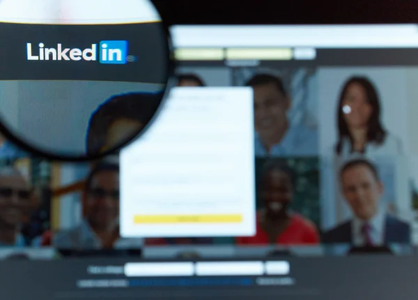 몬트리올 캐나다 2016 웹사이트 돋보기에서 Linkedin은 전문적이 비즈니스 네트워킹 서비스 — 스톡 사진