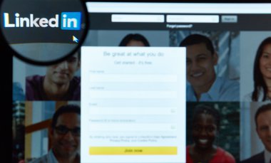 Montreal, Kanada - Şubat 2016 - LinkedIn Web sitesi resim Büyüteç altında çekilen. LinkedIn bir profesyonel ve iş odaklı sosyal ağ hizmetidir.