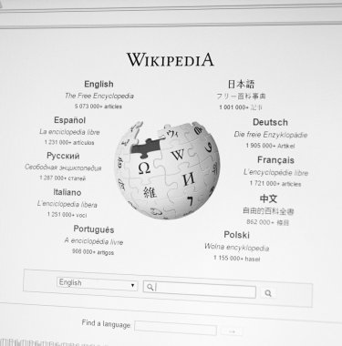 Montreal, Kanada - Şubat, 2016: Wikipedia ana sayfasında Büyüteç altında belgili tanımlık bilgisayar perde. Ücretsiz Internet ansiklopedi Vikipedi sürümüdür.
