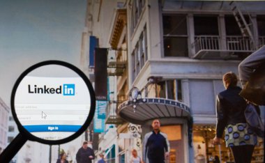 Montreal, Kanada - Şubat 2016 - LinkedIn Web sitesi resim Büyüteç altında çekilen. LinkedIn bir profesyonel ve iş odaklı sosyal ağ hizmetidir.