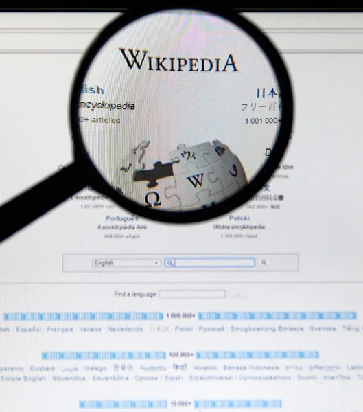 Wikipedia hemsida och logotyp. — Stockfoto