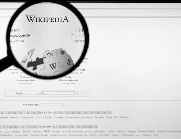 Montreal Canada February 2016 Wikipedia Homepage Computer Screen Magnifying Glass — Stock Photo, Image
