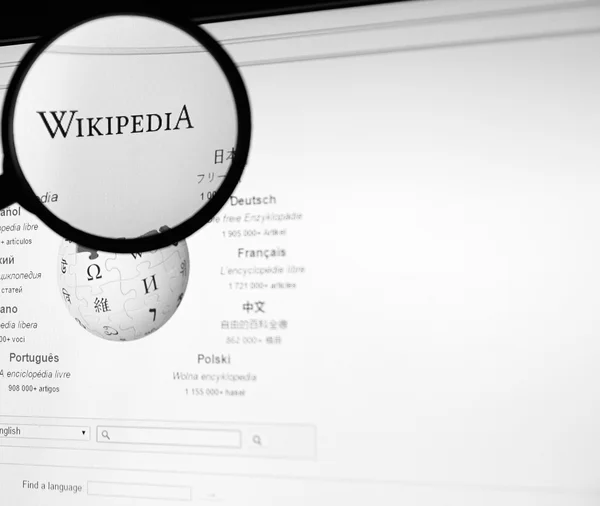 Wikipedia-Startseite und Logo. — Stockfoto