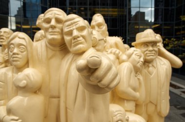 Işıklı kalabalık heykel.