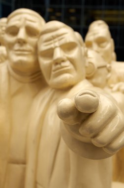 Işıklı kalabalık heykel.