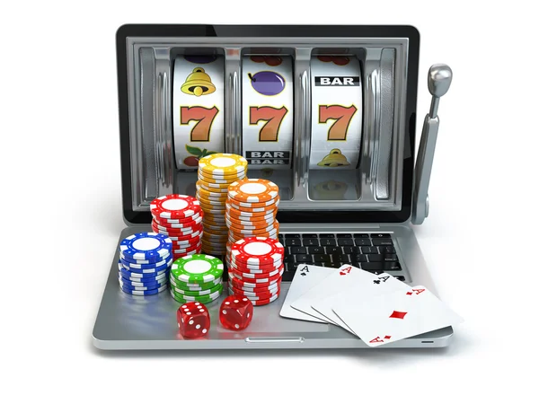 Casino Online-Konzept, Glücksspiel. Laptop-Spielautomat mit Würfeln — Stockfoto