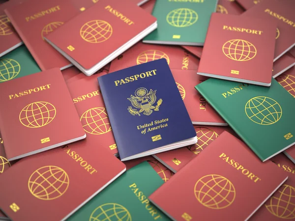 Passaporte dos EUA na pilha de passaportes diferentes. Imigração — Fotografia de Stock