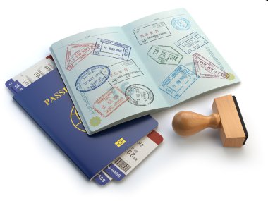 Açılan pasaport ve vize pulları ve uçak boading geçiş bileti