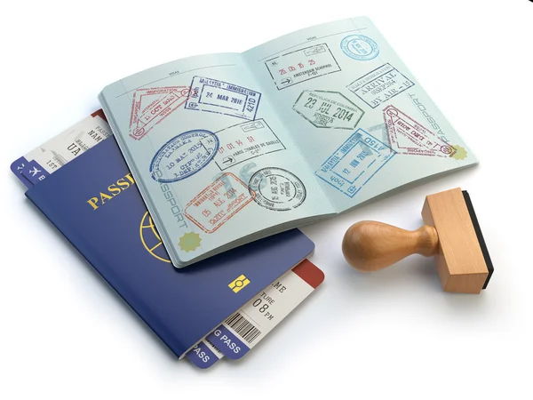 Passaporte aberto com carimbos de visto e bilhete de passagem de avião — Fotografia de Stock