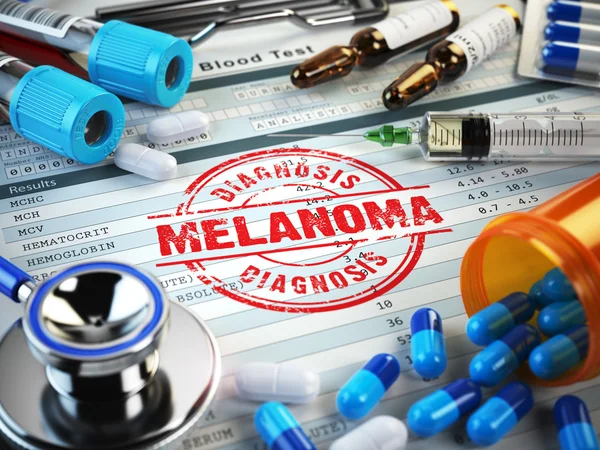 Diagnóstico de melanoma. sello, estetoscopio, jeringa, análisis de sangre y —  Fotos de Stock