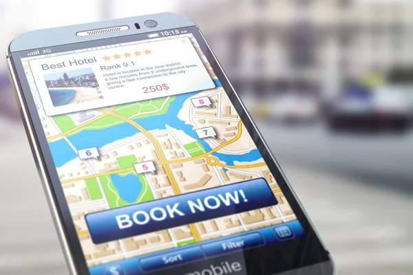 Pemesanan hotel oleh smartphone. Ponsel dengan peta kota a — Stok Foto