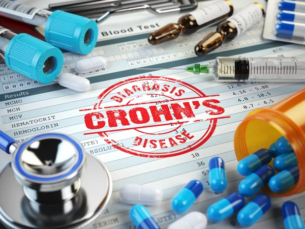Rozpoznania choroby Crohns. Pieczęć, stetoskop, strzykawki, krew te — Zdjęcie stockowe