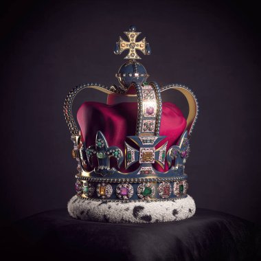 Siyah arka planda yastığında mücevherler olan kraliyet altın tacı. Birleşik Krallık monarşisinin sembolleri. 3d illüstrasyon