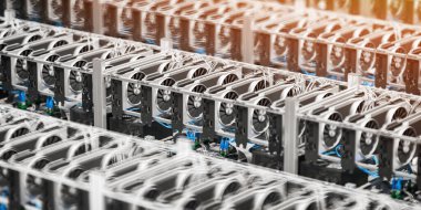 Bitcoin ve diğerleri kripto para birimleri madencilik çiftliği. GPU grafik kartları şifreleme için donanım. 3d illüstrasyon