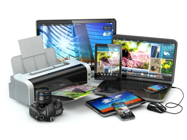 Computergeräte. Handy, Laptop, Drucker, Kamera und Tisch — Stockfoto