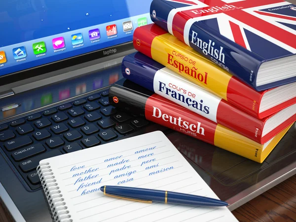 E-learning. Aprender idiomas en línea. Diccionarios en laptop . —  Fotos de Stock