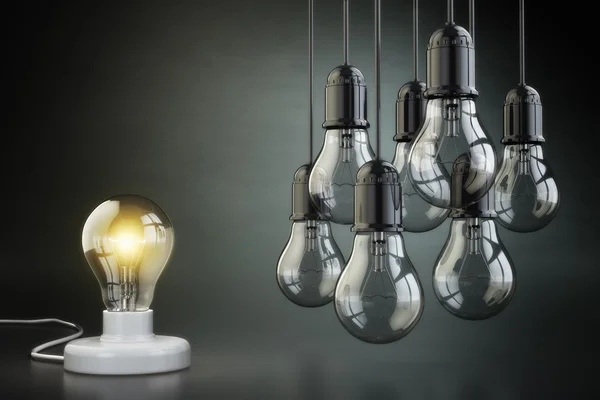 Ιδέα ή ηγεσία έννοια. Ομάδα των lightbulbs σχετικά με το μαύρο bac — Φωτογραφία Αρχείου