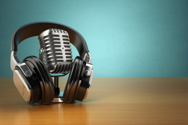 Micrófono vintage y auriculares sobre fondo verde. Concepto a — Foto de Stock