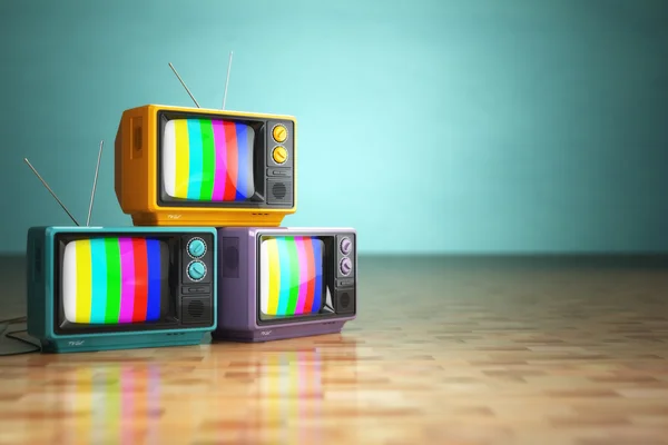 Conceito de televisão vintage. pilha de retro tv definido no verde backg — Fotografia de Stock