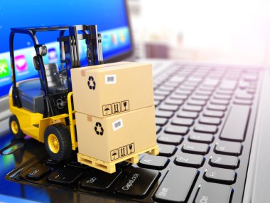 Teslim, nakliye veya lojistik kavramı. Dizüstü bilgisayarda forklift