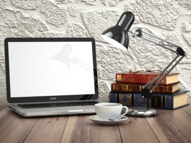 Laptop ile kitap ve antika masa kahve fincanı. Modern arpacık