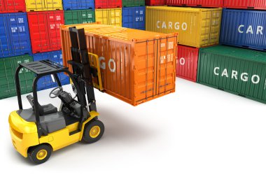 Kargo konteyner kutusuyla ilgilenen bir forklift..