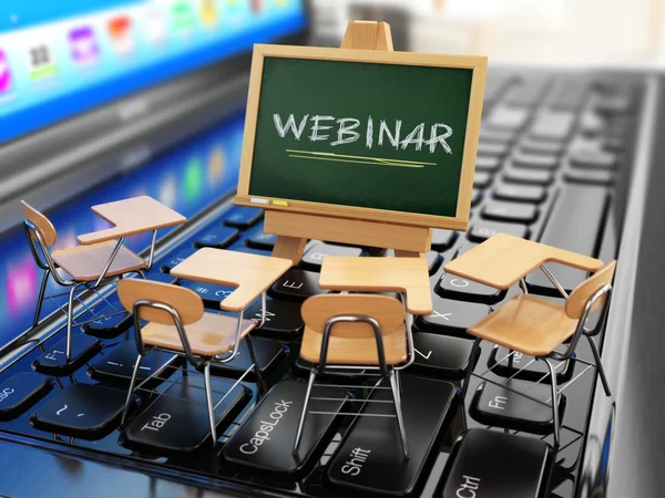 Konsep Webinar. Papan tulis dan meja sekolah pada keyboar laptop — Stok Foto