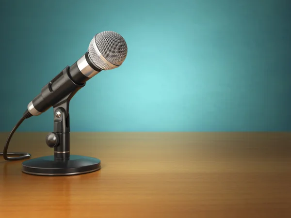 Микрофон на столе в зеленой винтажной студии . — стоковое фото