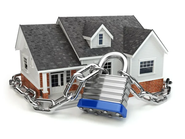 家庭安全概念。与锁和链条的房子 — 图库照片
