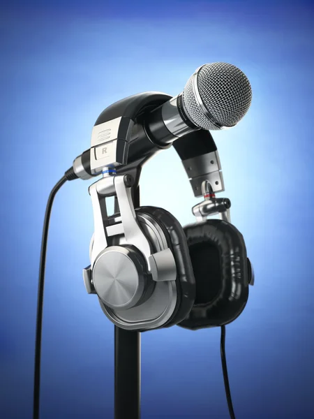 Mikrofon und Kopfhörer. Audioaufnahmekonzept. — Stockfoto