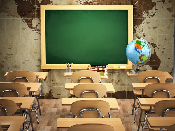 Lege klas met school bureaus, stoelen en schoolbord. — Stockfoto