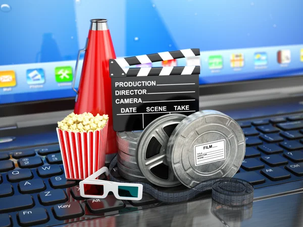 비디오 또는 영화 온라인 인터넷 개념. 영화 릴, clapperboard — 스톡 사진
