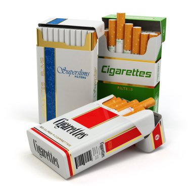 Açılan paket sigaraya beyaz izole.