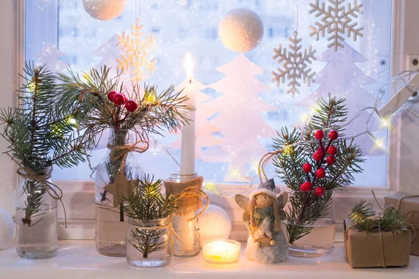 Kerst Venster Decoratie Met Ornamenten Takken Van Dennenbomen Flessen Stockafbeelding