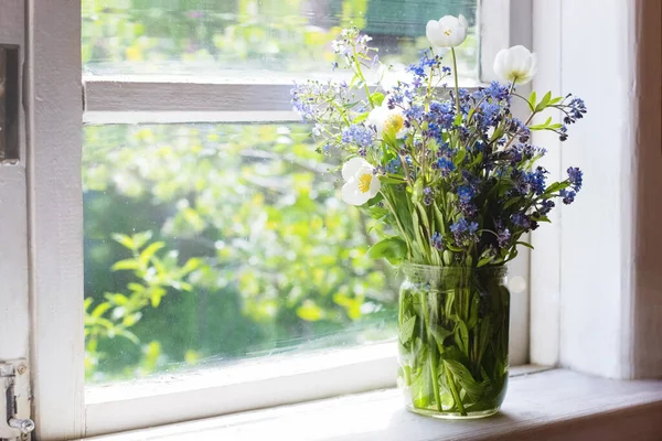 Pencere Kenarında Bir Buket Bahar Çiçeği — Stok fotoğraf