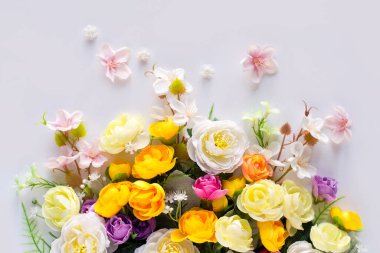 Beyaz arkaplanda çiçek kompozisyonu. Üst görünüm, düz görünüm, kopyalama alanı