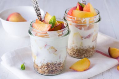 Yoğurtlu granola ve şeftalili gözlük