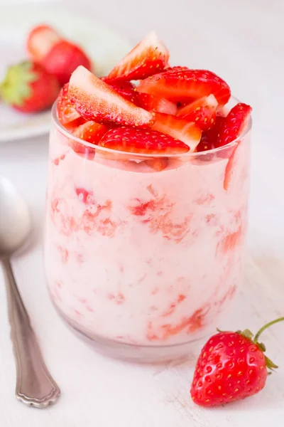木桌上放有草莓的酸奶 — 图库照片