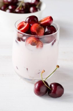 Tahta masadaki kirazlı yoğurt.
